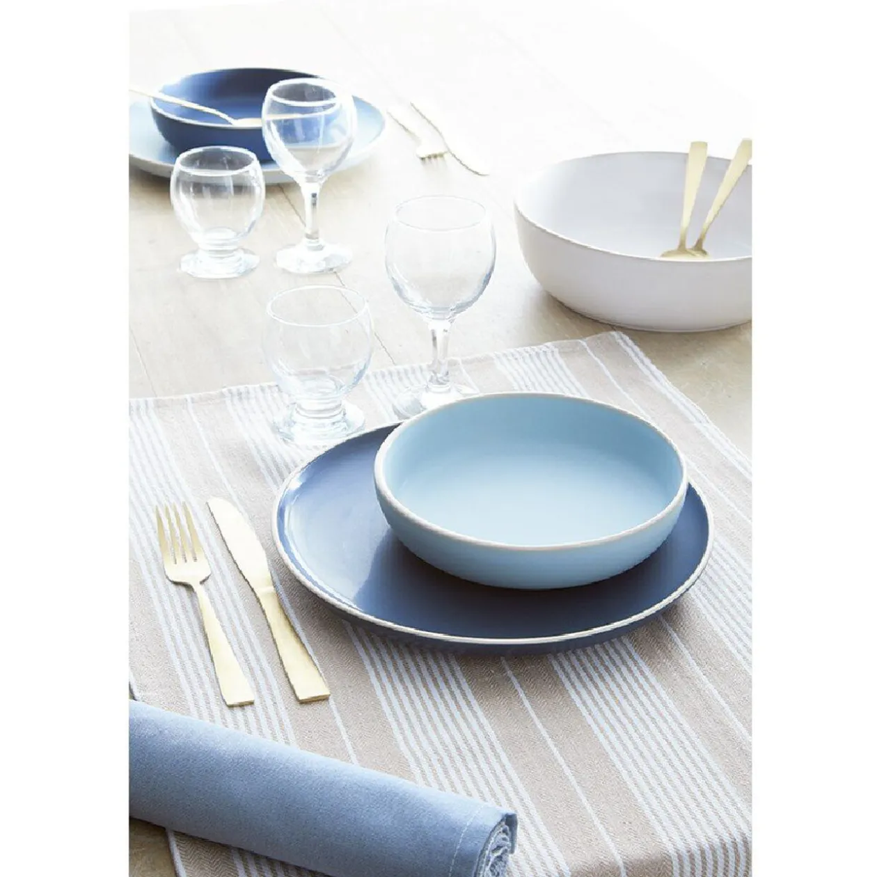 Assiette plate en faïence blanc avec liseré crème