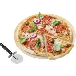 Planche ronde en bois et roulette à pizza