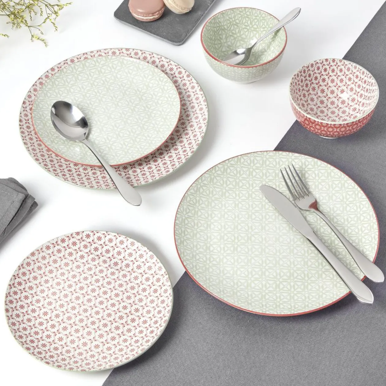 Service en porcelaine 18 pièces motif graphique beige et rouge